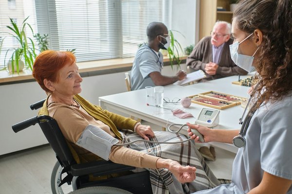 Comment les centres de denturologie s'adaptent-ils aux besoins des personnes âgées ?